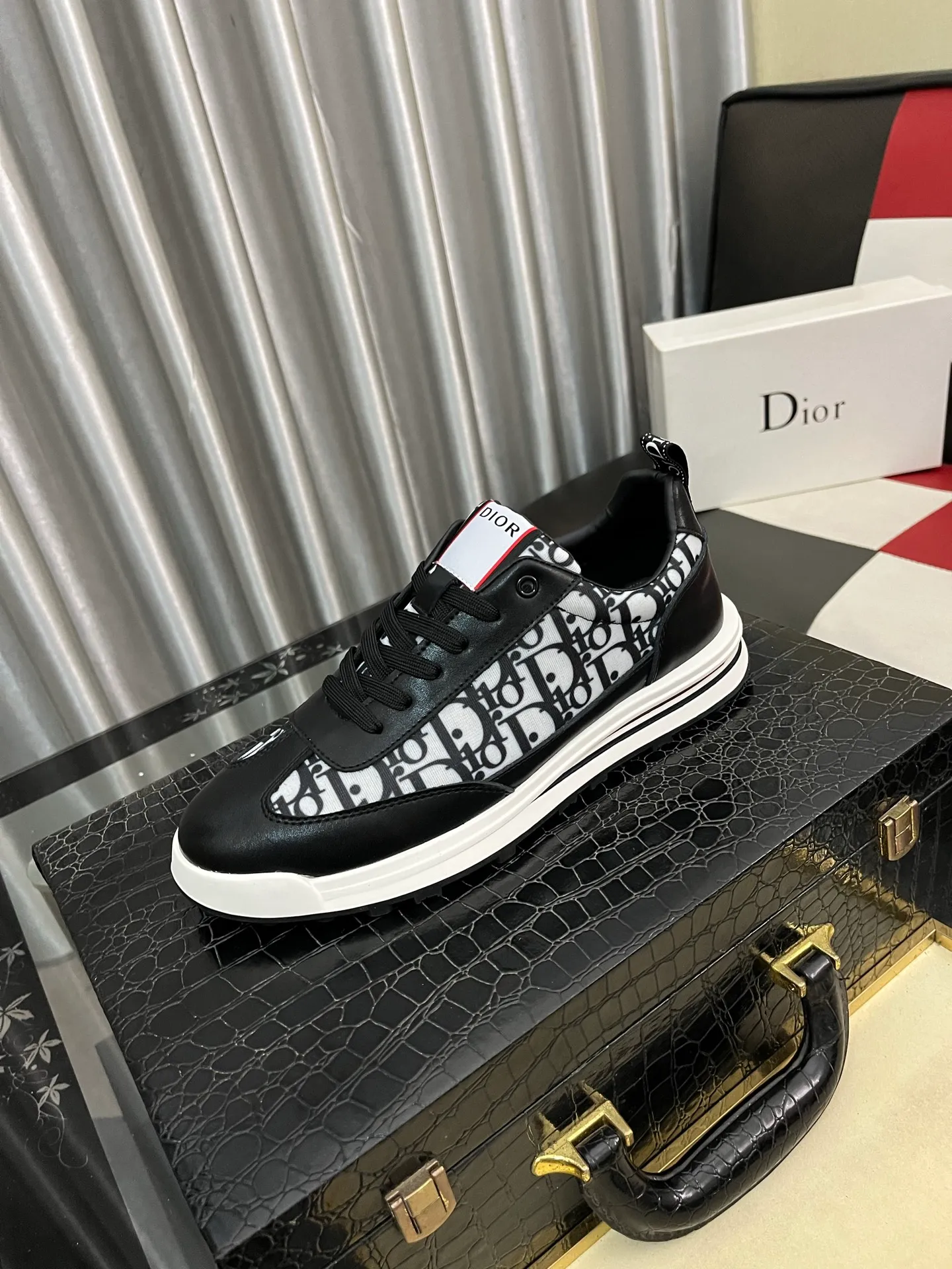 Men's shoes💰420⌚️⌚️[Dior] Dior's new men's genuine leather casual shoes, the highest version on the market, any comparison is welcome🆚! The original leather has excellent texture and is super high-end! Fetal sheep net lining imported from Italy, removable pad! Luxurious materials and fine workmanship, highly recommended! Code number: 38-443️⃣Colors available